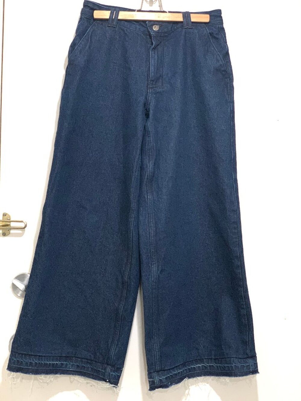 KOTN LOOSE FIT WIDE LEG RAW HEM JEANS SIZE 28